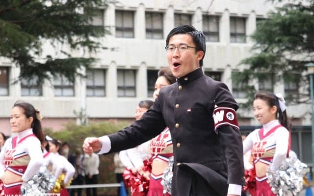 数多くの学生を魅了！　10号館前で新歓ライブを開催