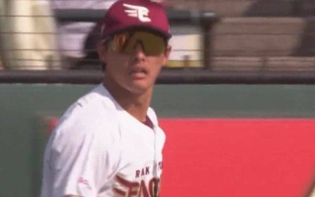 長打を消した“瞬間移動”が「速すぎ」　最短距離突っ走る爆速美技に場内騒然