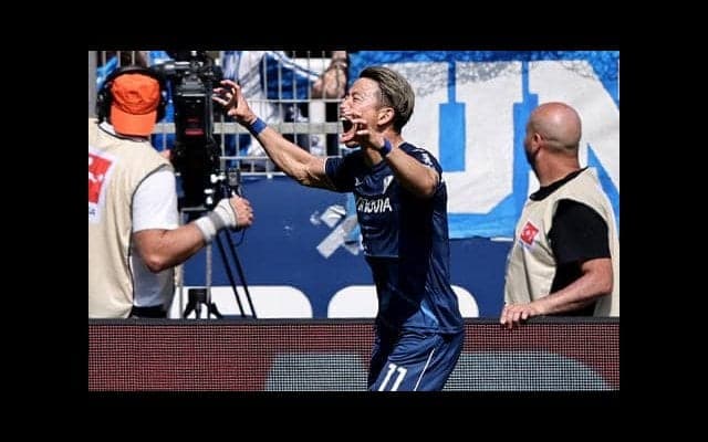 「凄すぎる」「マークを騙した演技派」浅野拓磨がダイレクトボレー、1G1Aで逆転残留に大貢献！ 今季リーグ戦3点目にファンも驚き「重要な時こそ決める」