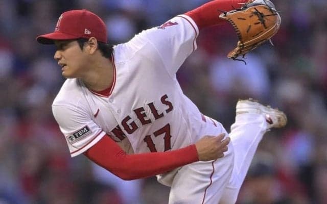 2桁奪三振に盗塁も成功！ 大谷翔平のライアン級の“歴史的プレー”に米興奮「ピッチャーが投げた試合で盗塁だって？」