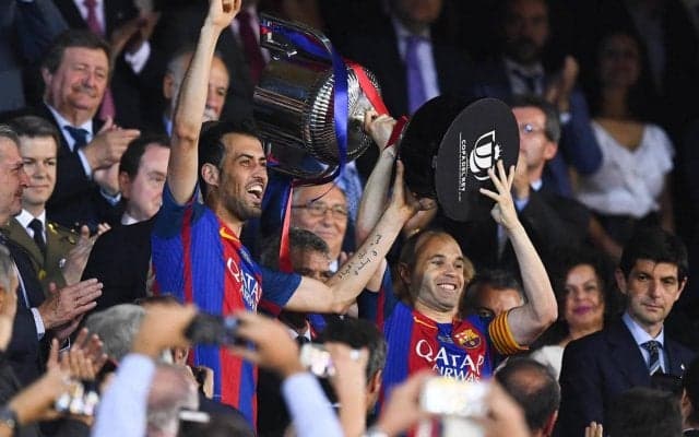 バルサの選手としてもプレー？ 神戸退団のイニエスタがブスケッツとのビデオ通話でプラン明かす「バルサとヴィッセル、半分づつでプレーする」