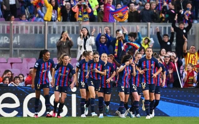 「正気かい？」バルサ女子の行動に賛否！リフティングチャレンジに食物使用「かわいそうなレタス」「絶望的で気持ち悪い」