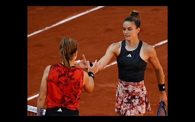 世界8位サッカリ 初戦で姿消す