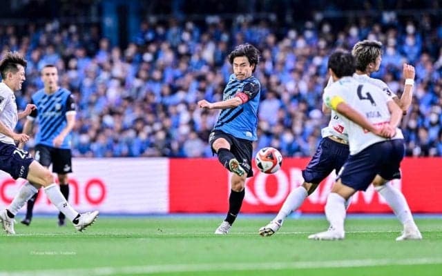 「逆足スーパーゴール」J1川崎のDF登里享平の右足豪快ミドル弾が「ノボリ史上歴代No.1ゴールじゃない？」と話題に！直後に担架で運ばれるアクシデントも含めて会場騒然