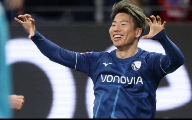 「どっちが本物ですか？」ボーフムFW浅野琢磨、そっくりな兄弟との3ショットにファンも困惑？「ほんまに見分けつかん…」