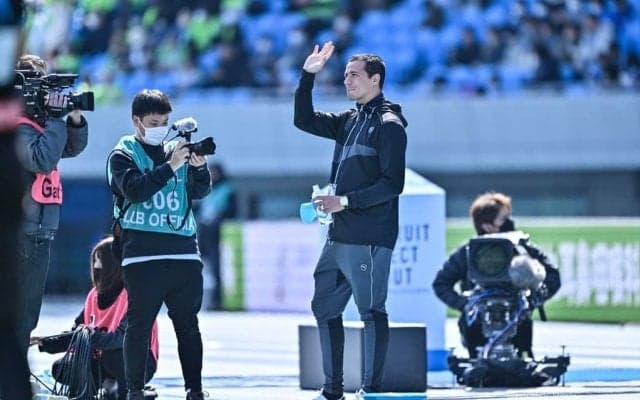 30日放送のNHK『100カメ 川崎フロンターレ』の見どころを担当Dに直撃！ 離脱中のエースFWの突然の登場で慌てる舞台裏明かす…「オードリー」が驚いたのは川崎・吉田社長のまさかの姿