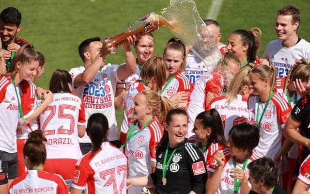 「素晴らしい光景」大逆転でブンデス王者となったバイエルン、優勝翌日に選手全員が女子優勝をスタンド観戦「男女優勝は素晴らしい」
