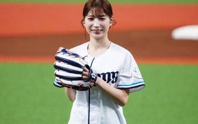 “美しすぎるラウンドガール”がショーパンで初始球式　コロコロ投球も…視線くぎ付け