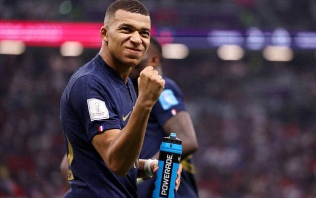 ムバッペが憧れの元フランス代表FWと2ショット！幼少期の秘蔵ショットも公開「親子のようだ」「運命を感じる」