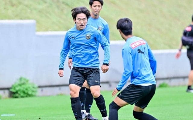 昨年の等々力最終戦で、イニエスタから家長昭博にユニフォーム交換の要望出ていた…神戸戦に向け川崎が公開練習、柏戦で負傷の登里享平もメニューを消化