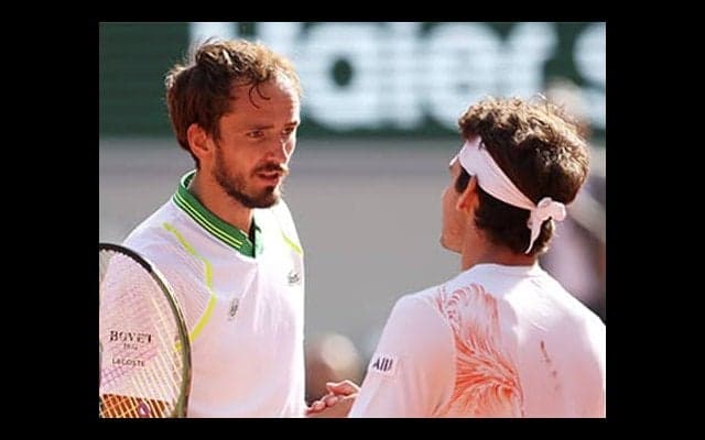  世界2位メド 予選勝者に敗退の波乱 