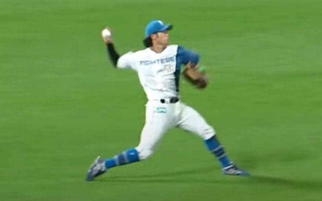 21歳“爆肩レーザー”が「鋭く完璧」　投手絶叫の超絶美技が「捕ってからも速い」