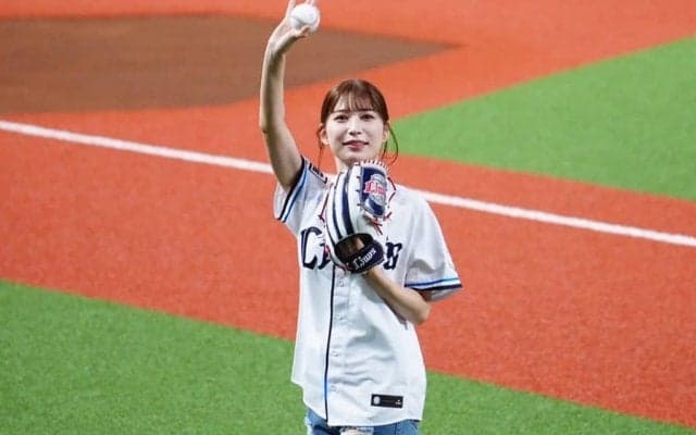 ショーパン美女が「可愛すぎる」　笑顔で“手フリフリ”…全力投球が「女神ですな」