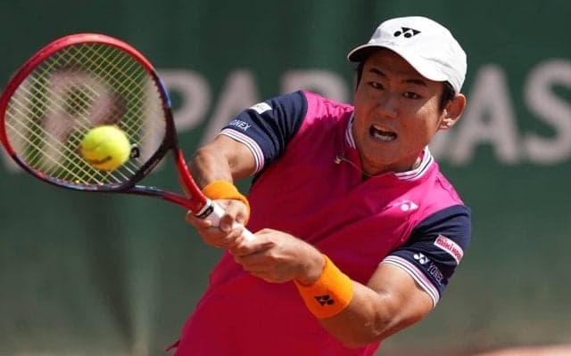 世界33位の西岡良仁、自身初の2セットダウンからの大逆転勝利で2年ぶりの初戦突破! 2回戦で世界68位と対戦[全仏オープン]