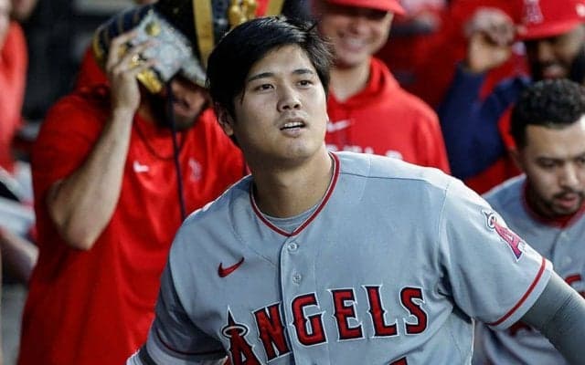 【MLB】大谷翔平の“記念撮影”が「可愛すぎる」　特大13号で同僚イチャイチャ「キレがある」