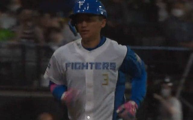 日本ハム加藤豪将、NPB15打席目で待望の1号　“逆輸入新人”の豪快弾…本拠地熱狂