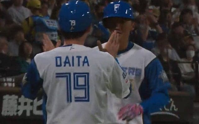 日本ハム加藤豪将、2打席連発にガッツポーズ　NPB初アーチから快音連発、本拠地も歓喜