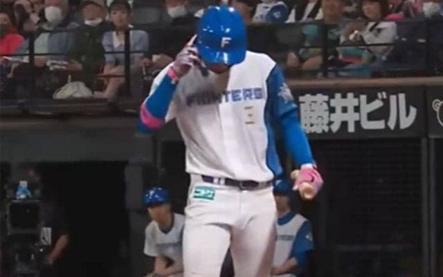 打者に一直線なのに…死球じゃない？　“奇跡の1球”に場内困惑「ものすごいミラクル」