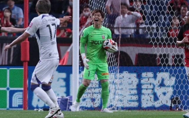 「世界でもトップクラス」フィールドを切り裂く西川周作の低弾道パントキックに称賛の嵐「お金を払って見る価値のあるプレー」