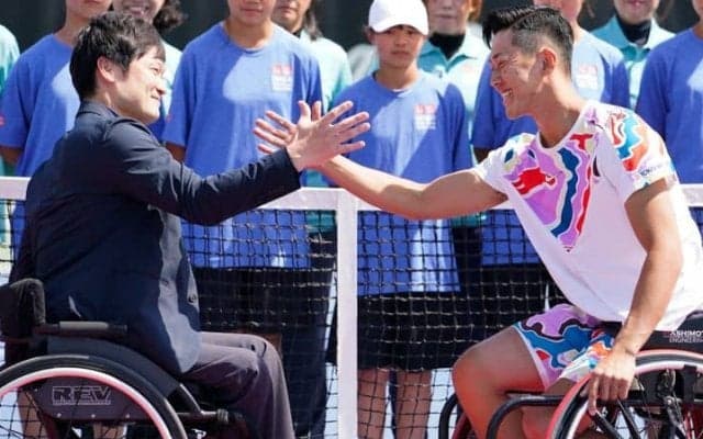 16歳の新王者・小田凱人が国枝慎吾から受け取った銀杯。車いすテニスの聖地・飯塚で礎を築いた功労者たち