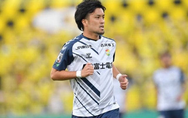 「お相手が美人過ぎる…」J2千葉MF風間宏矢がモデル妻と結婚発表で「新婚夫婦ショット」公開！「なんと美しい奥さん」「めっちゃ綺麗な人だー！」と大反響