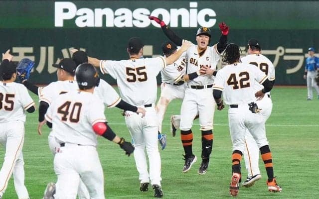 岡本和真がサヨナラ打、9回大勢投入→同点も…延長わずか“2球”での劇打に場内騒然