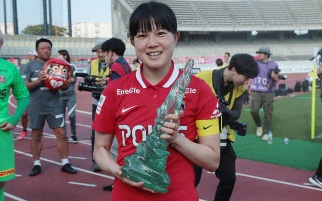 「本当に幸せだなって」浦和Lキャプテン柴田華絵がファンに感謝、スタンドでのトロフィーリフトも「優勝は皆さんのおかげ」