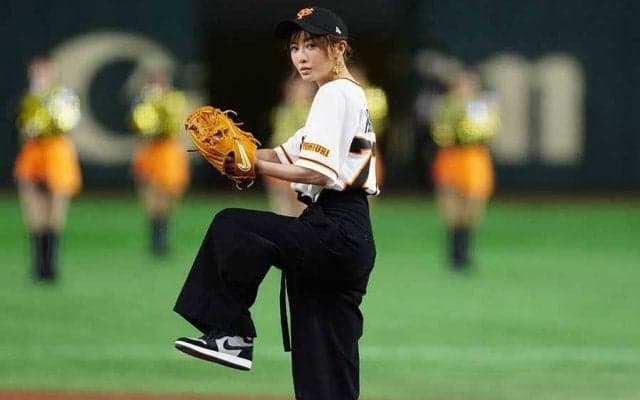 “まさかの投法”に場内ざわめき　松本まりか、始球式で笑顔「めちゃめちゃ練習」