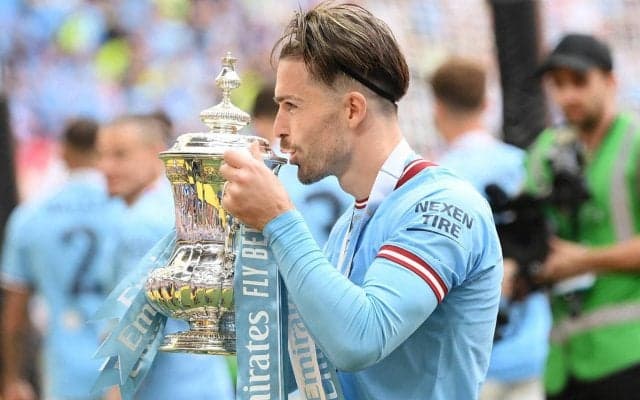 グリーリッシュの手にはあの大人気日本ビール!? FAカップ制覇で祝福「夜を楽しんでね」