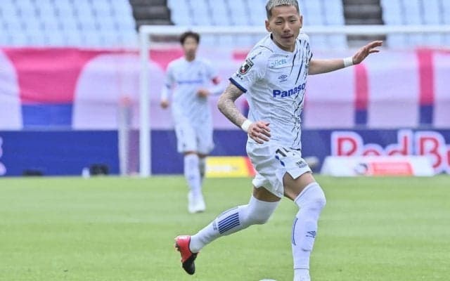 「情報量多すぎやろ笑」G大阪DF三浦弦太と福岡MF井手口陽介の試合後の仲良し2ショット写真が話題沸騰！「いい写真なんだけど面白すぎる笑笑」とツッコミの声が続々