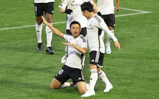 「本当に謎メンツ」「なぜそこに」横浜FM西村拓真、試合翌日のオンリーワンな一枚に脚光「違和感ないのが不思議」