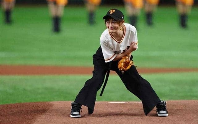 「めっちゃ可愛いです」　人気女優がまさかの“珍投法”挑戦「柔軟性凄い」