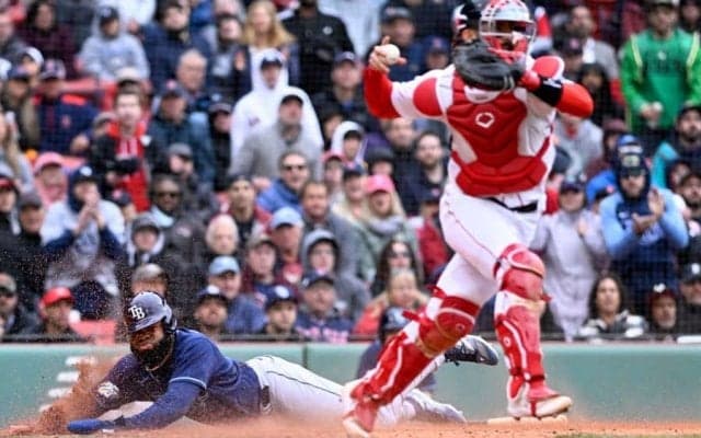 【MLB】追いかける外野3人に投手呆然「史上最悪」　衝撃の“珍守備”は「今年一番面白い」