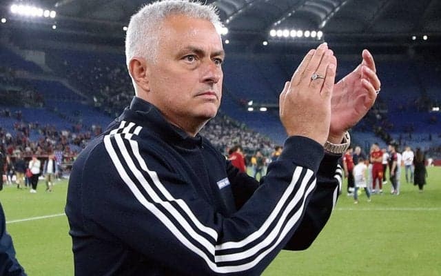 来季もローマで続投？ モウリーニョ監督が今季最終戦後にファンへジェスチャー