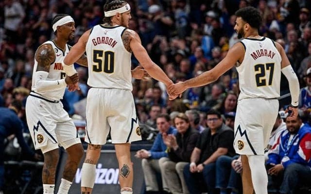 友情と感謝の証…ゴードンがマレーに無数のダイヤを散りばめた特注ネックレスをプレゼント