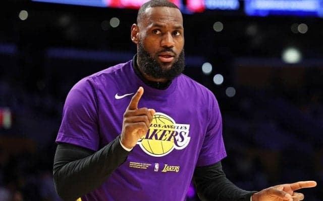 レブロン・ジェームズの去就に注目が集まるなか、代理人は「そのうち分かるさ」