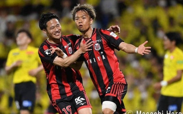 「ミシャ式」の進化を示すウィングバックの「タイミングの早さ」の違い【両チーム合計9ゴールのスペクタクルを導いた「ミシャ」の手腕】(2)