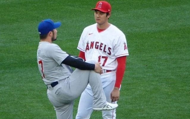 【MLB】大谷翔平と鈴木誠也が約2分間の談笑　試合直前にがっちり握手→メジャー“初対決”へ