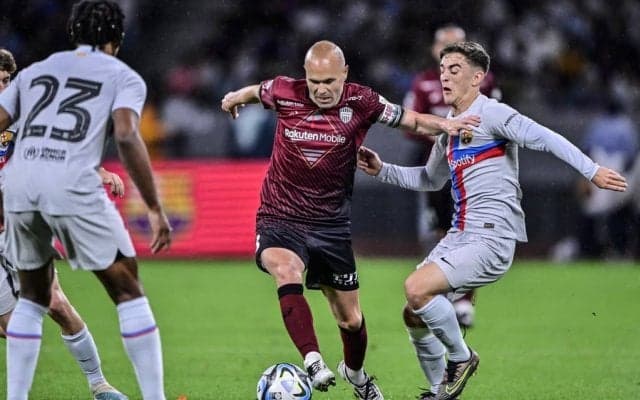 「これは神の絵図」「いい写真」イニエスタとシャビ監督による黄金バルセロナを象徴する「レジェンド抱擁2ショット」が世界的反響！「こんなシーン見せられたら泣いちゃうよ」の声