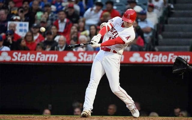 【MLB】大谷翔平、鈴木誠也の頭上越え第16号“弾丸アーチ”でエ軍逆転勝利を演出　日本人対決初戦を制す