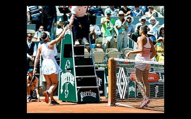  握手待つ相手に「理解できない」 