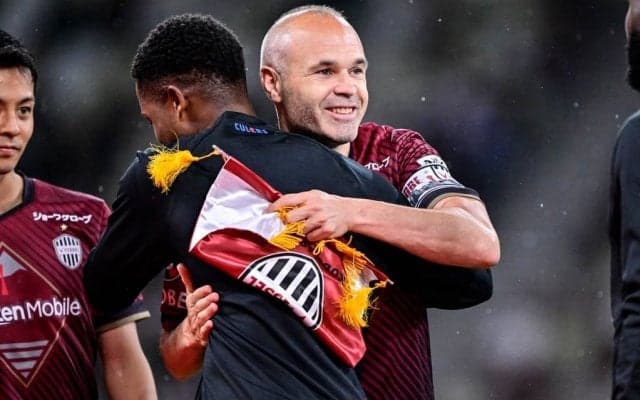 「イニエスタがそこまで来まして」人気漫才コンビ・ミキの亜生が「国立イニエスタ観戦ショット」公開！「レヴァンドフスキがそこでキープしてまして」と興奮伝える