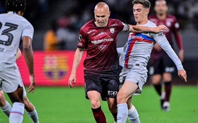 「皆んな神戸のユニ着てる」イニエスタの子どもたちが憧れのバルサ選手と記念撮影を行う動画に「愛おしい空間」とファン絶賛！ 選手には「長男にしか見えんw」の声も