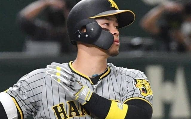 体勢激ワルでも「打球速度バグってる」　佐藤輝明の“チョコン”で「飛びエグすぎ」
