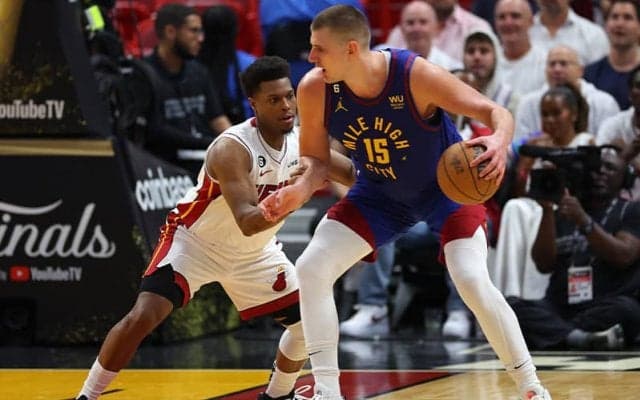 ナゲッツが敵地でヒートを下して2勝1敗に…ヨキッチが圧巻の32得点21リバウンド10アシスト