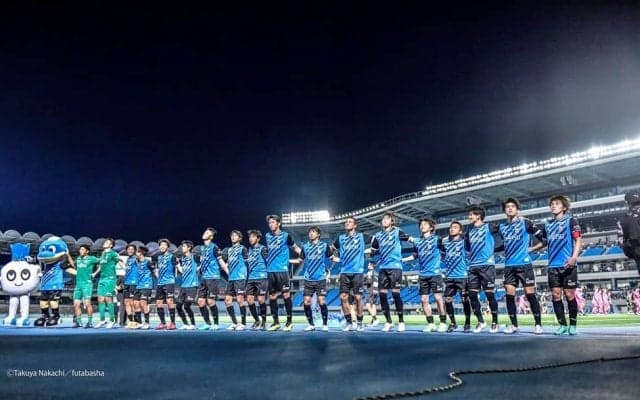 「笑顔溢れてる」小林悠が等々力での『キャプテン翼』作者ショット公開！ 家長昭博、大島僚太らが笑顔を見せる中、興奮していた意外な選手の名前も明かす