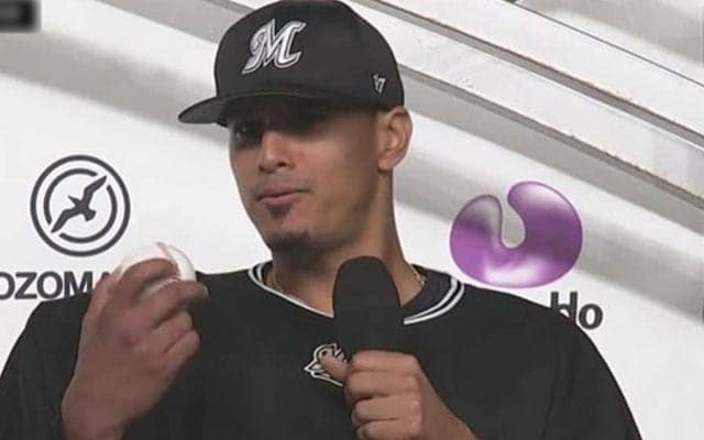 場内喝采の“素手キャッチ”、満塁大ピンチで侍J戦士斬り…ロッテ助っ人が来日初勝利