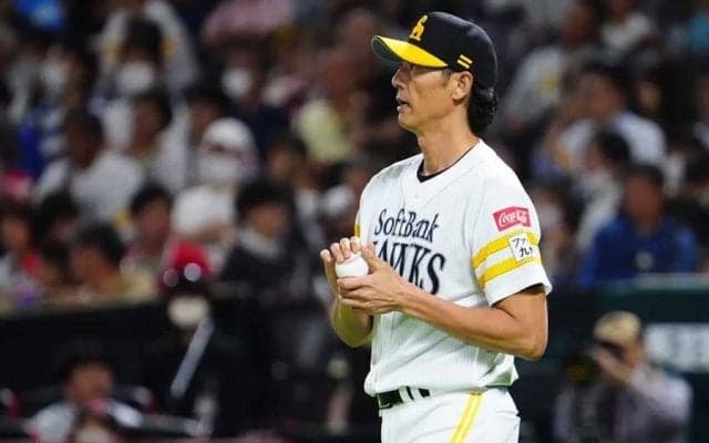 大観衆の前で頭抱えるルーキー…　寄り添う元エースの“男気”にファン涙「いい兄貴すぎ」