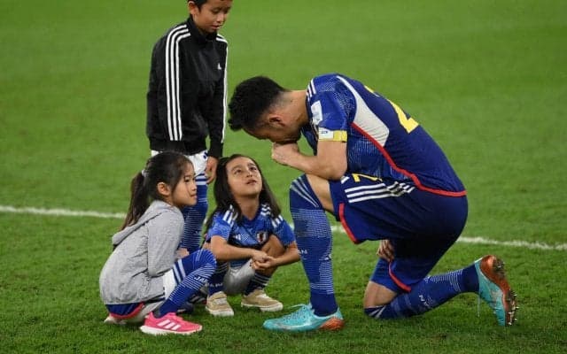 吉田麻也、愛娘の前で見せる父の顔にファンも注目「可愛い娘さん」「いいパパ」