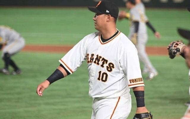 中田翔の“地面ゴロリ”が「曲芸の域」　打者即あきらめの美技が「レベルえぐい」